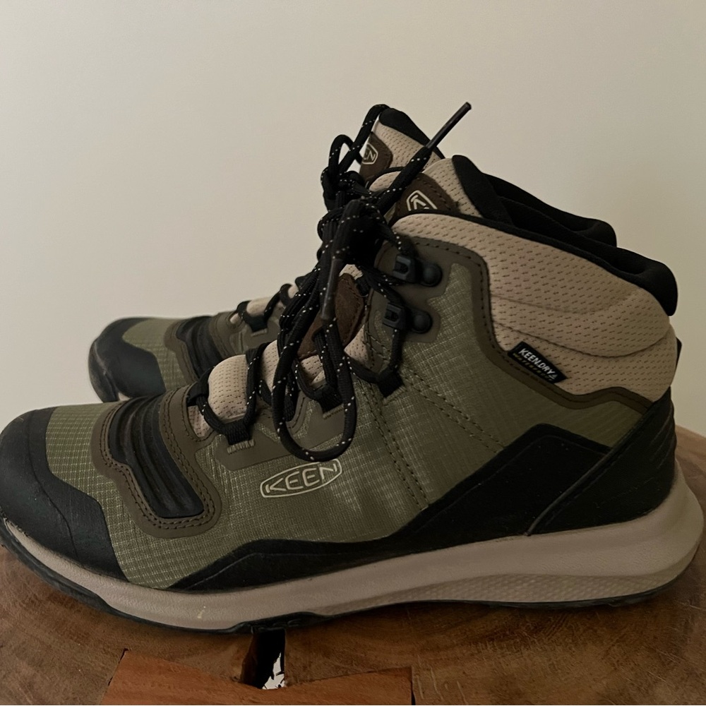 KEEN women’s  Olive Hiking Boots - Picture 5 of 9